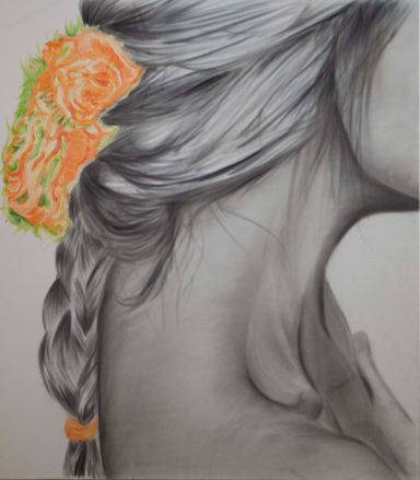 "Cuadro  realizado en carboncillo. Dibujo de hombro de mujer con flos a color. Realizado por Cuchiart by Mar Botonero"