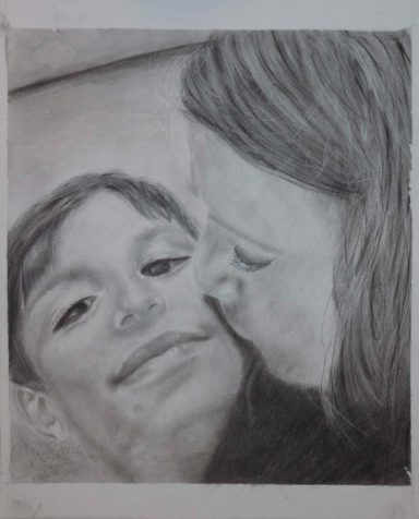 "Cuadro  realizado en lápiz. Dibujo de una madre besando a su hijo. Realizado por Cuchiart by Mar Botonero"